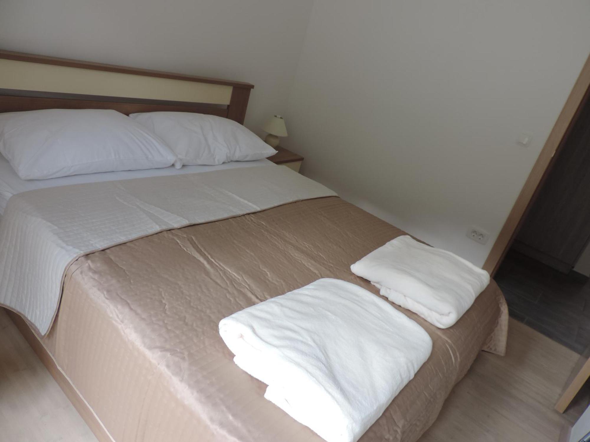 Apartments Lori Биоград на Мору Екстериор снимка